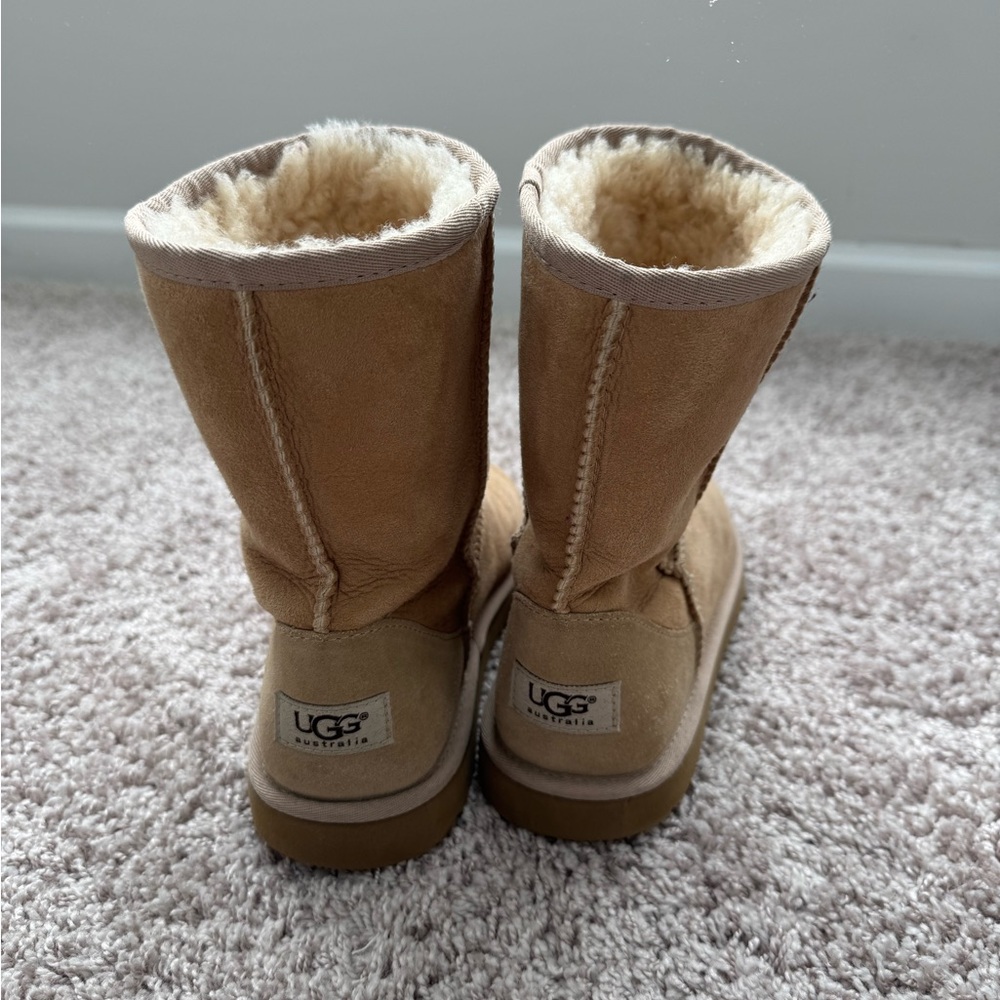 Ugg Classic Short II Boot - Sand/Light Tan Size 6 Kids/8 Women’s - Picture 2 of 4